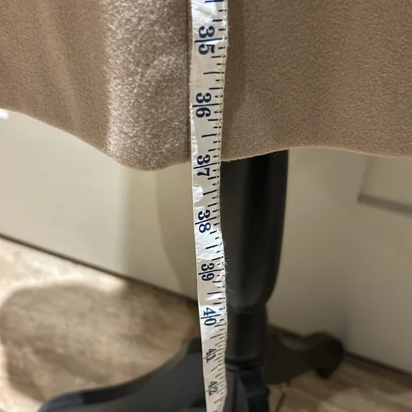 Aritzia Babaton camel coloured coat. Belt, waste snap. Wool blend coat, size L. - Picture 8 of 11